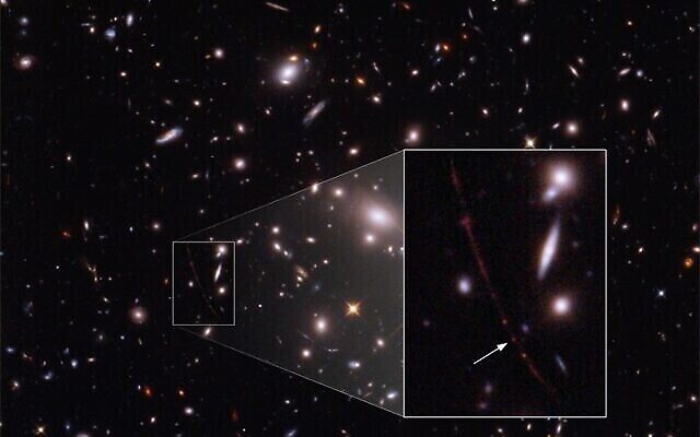 Une image très agrandie de l’étoile Earendel. La série de galaxies jaunes forme la lentille géante en amas de galaxies capable d'agrandir les objets situés en arrière-plan, derrière elle. Le médaillon montre la galaxie rouge très agrandie, hôte de Earendel, étirée dans un arc du fait de la lentille, et l’étoile très agrandie est marquée avec une flèche blanche. (Crédit : NASA, ESA, Brian Welch, Dan Coe)