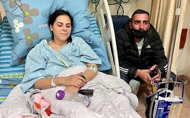 Hila Avisror, l'une des deux blessées dans l'attaque terroriste mortelle qui s'est produite à Beer Sheva le 22 mars 2022. (Crédit : Porte-parole du Soroka Medical Center)