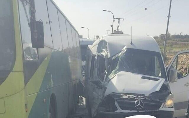 La scène d'un accident de voiture près de la ville cisjordanienne de Halhul, après que des pierres ont été lancées sur un bus, le 31 mars 2022. (Crédit : Sauveteurs sans frontières)