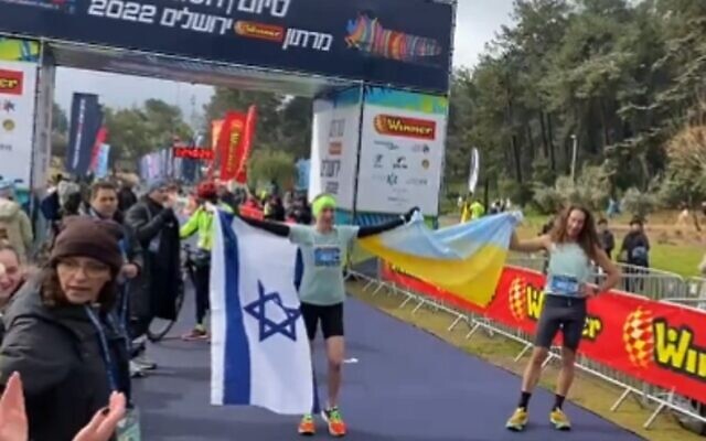 La coureuse ukrainienne Valentyna Veretska célèbre après avoir remporté la course féminine du marathon de Jérusalem (Crédit: capture d'écran)