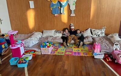 Des enfants réfugiés ukrainiens profitent de jouets achetés par Tami Jeffay et ses amis au centre communautaire juif Kedem à Chisinau, en Moldavie, le 12 mars 2022. (Crédit : Autorisation)
