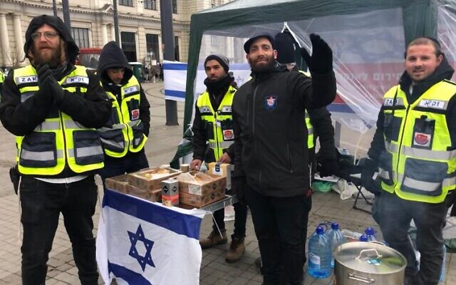 Des membres du personnel du quartier de Tel Aviv à Zaka dans leur tente devant la gare de Lviv, le 8 mars 2022. (Crédit : Lazar Berman/Times of Israel)