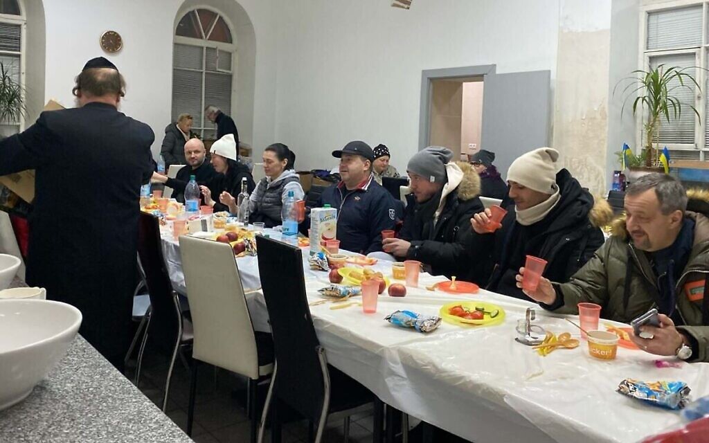 Des réfugiés ukrainiens savourent un repas à la synagogue Agudath Israel à Chisinau, en Moldavie, le 3 mars 2022. (Crédit : Jacob Judah/via JTA)