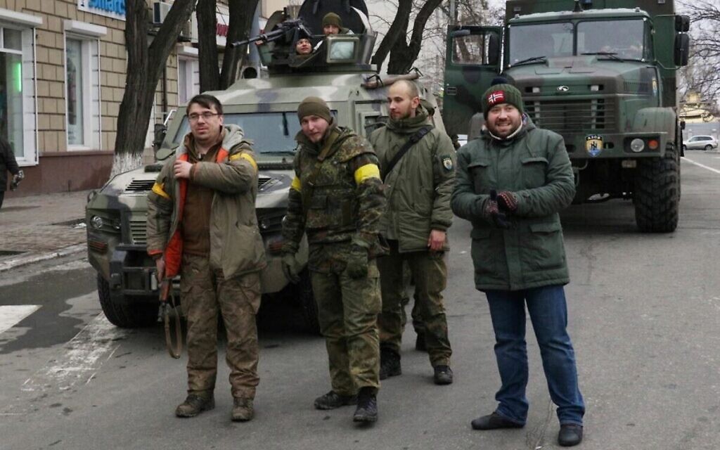Konstantyn Batozsky, à droite, avec ses compatriotes ukrainiens à Donetsk. (Autorisation : Batozsky)