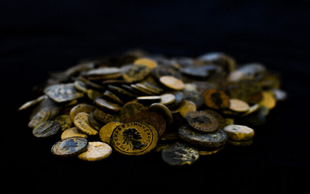 Des pièces de monnaie saisies chez un trafiquant d'antiquités présumé à Jérusalem. (Crédit : Yoli Schwartz, Autorité israélienne des antiquités)