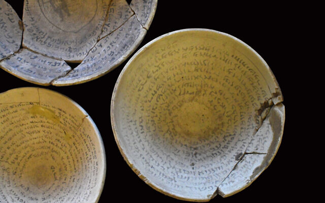 Les trois bols "magiques" créés au 5e siècle et au 7e siècles, dans l'Irak d'aujourd'hui, qui ont été saisis chez un trafiquant d'antiquités présumé à Jérusalem. (Crédit : Yoli Schwartz, Autorité israélienne des antiquités)