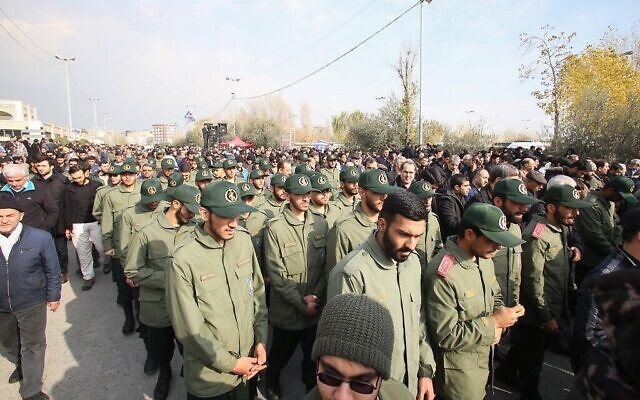Des membres du Corps des Gardiens de la révolution islamique d'Iran participent à une manifestation à Téhéran, à la suite du meurtre du commandant de la Force Al-Qods du CGRI Qassem Soleimani lors d'une frappe américaine contre son convoi à l'aéroport international de Bagdad, le 3 janvier 2020. (Crédit: Atta Kenare/AFP)