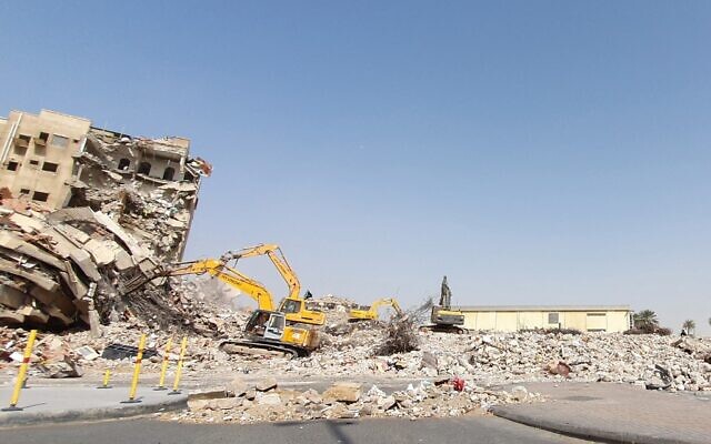 Les décombres empilés sont ce qui reste des bâtiments le 14 mars 2022, détruits au bulldozer dans le cadre d'un projet gouvernemental de 20 milliards de dollars de nettoyage et de construction qui risque de déplacer un demi-million de personnes dans la deuxième ville d'Arabie saoudite, Jeddah. (Crédit :  AFP)