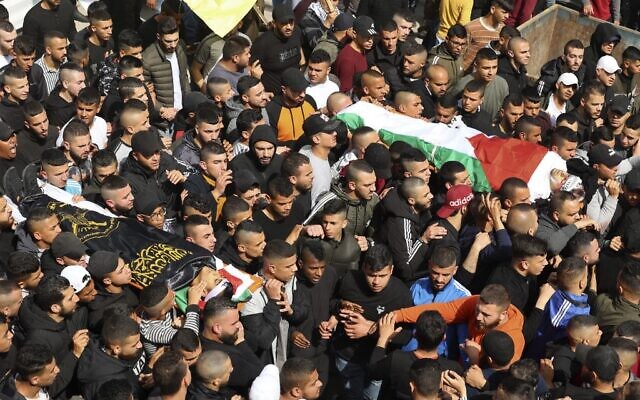 Des Palestiniens assistent aux funérailles de Sanad Abu Atiyeh et Yazan al-Saadi dans la ville de Jénine tués lors d'un raid israélien en Cisjordanie, le 31 mars 2022. (Crédit : JAAFAR ASHTIYEH / AFP)