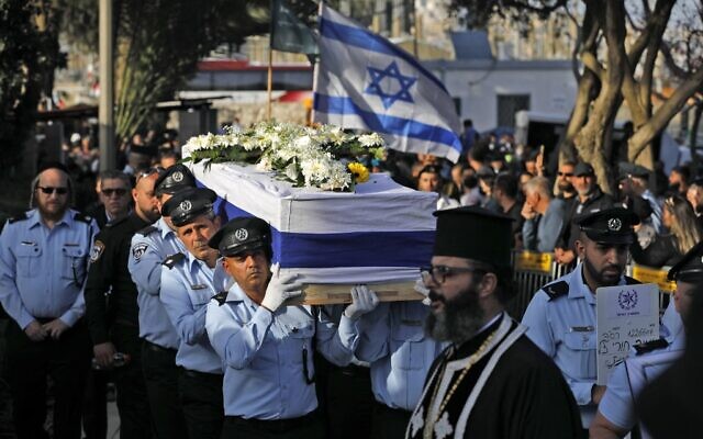 Des policiers israéliens portent le cercueil du policier Amir Khoury, qui a été tué lors d'une fusillade terroriste à Bnei Brak, lors de ses funérailles à Nazareth, le 31 mars 2022. (Crédit : Jalaa Marey/AFP)