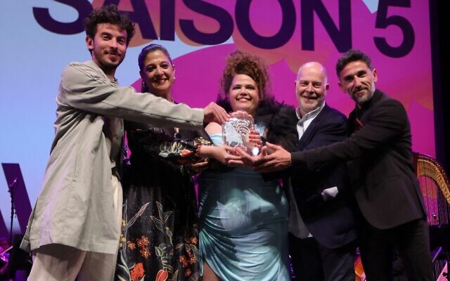 Les membres du casting de "The Lesson" célèbrent en recevant le prix de la meilleure série lors de la soirée de clôture du 5e Festival international des séries de Cannes (Canneseries) à Cannes, dans le sud de la France, le 6 avril 2022. (Crédit 
 : Valery HACHE / AFP)