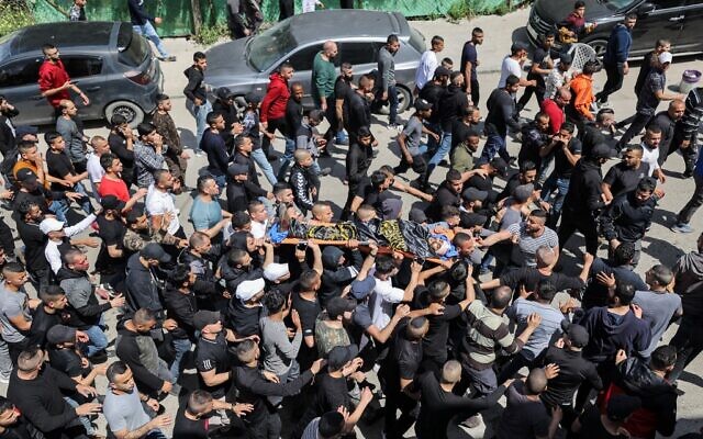 Des Palestiniens assistent aux funérailles d'Ahmed as-Saadi, membre du Jihad islamique palestinien, dans la ville de Jénine en Cisjordanie, le 31 mars 2022. (Crédit : JAAFAR ASHTIYEH / AFP)