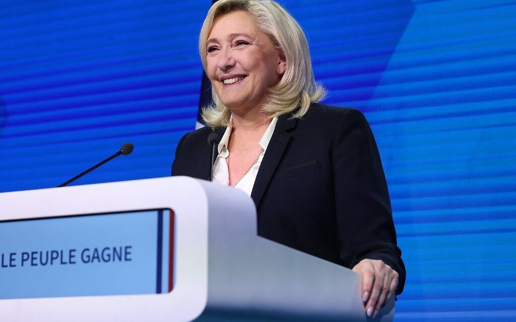 La candidate à la présidence du parti d'extrême droite français Rassemblement national (RN), Marine Le Pen, s'adresse aux partisans du parti après les premiers résultats du premier tour de l'élection présidentielle à Paris, le 10 avril 2022. (Crédit : Thomas SAMSON / AFP)