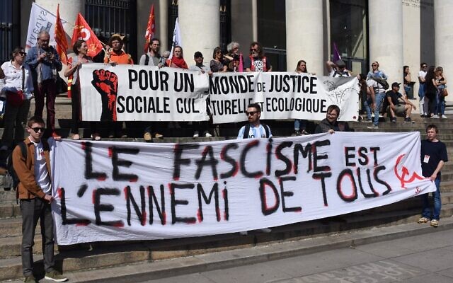 Des manifestants tiennent une banderole où l'on peut lire "le fascisme est l'ennemi de tous" lors d'une manifestation contre le racisme, le fascisme et l'extrême droite à Nantes, dans l'ouest de la France, le 16 avril 2022, avant le second tour de l'élection présidentielle française. (Crédit : Sébastien SALOM-GOMIS / AFP)