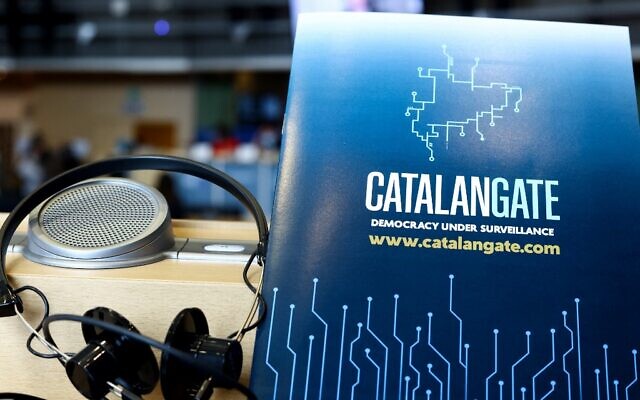 Cette photo prise le 19 avril 2022 au Parlement européen à Bruxelles montre un document intitulé "La démocratie catalane sous surveillance", lors d'une conférence de presse de l'ancien dirigeant catalan en exil et membre du Parlement européen. (Crédit : Kenzo Tribouillard/AFP)