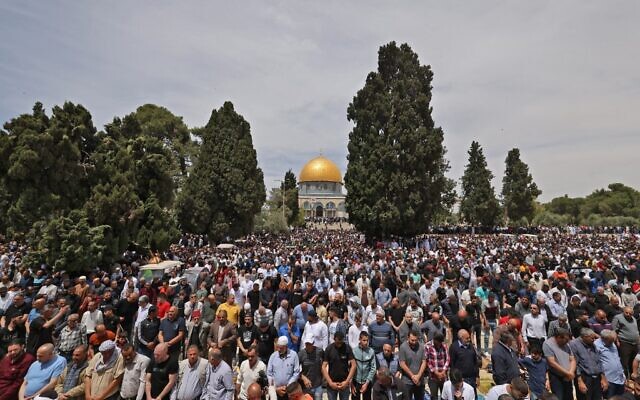 Les Palestiniens lors des prières du vendredi - c'est le troisième vendredi du mois du ramadan - à la mosquée al-Aqsa, sur le mont du Temple de Jérusalem, le 22 avril 2022. (Crédit : AHMAD GHARABLI / AFP)