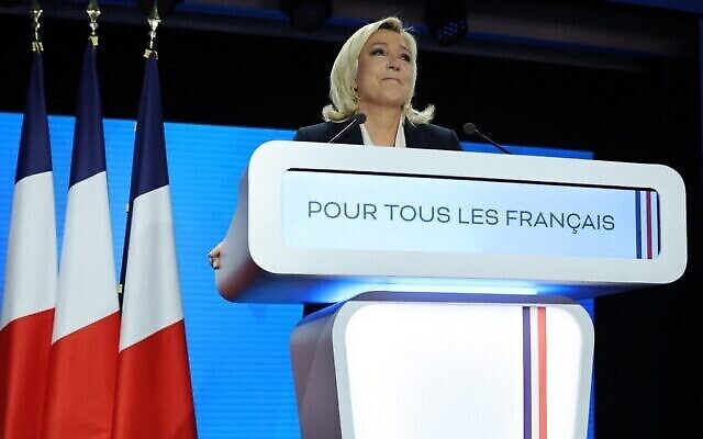 La candidate du Rassemblement national (RN), parti d'extrême droite français, Marine Le Pen, réagit au Pavillon d'Armenonville, à Paris, le 24 avril 2022, après l'annonce des premières projections des instituts de sondage sur les résultats du second tour de l'élection présidentielle française. (Crédit : Thomas SAMSON / AFP)