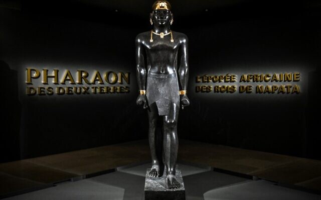 Des œuvres d'art sont présentées dans le cadre de l'exposition "Pharaon des deux terres. L'histoire africaine des rois de Napata" au Musée du Louvre à Paris, le 26 avril 2022. (Crédit : Stéphane DE SAKUTIN / AFP)