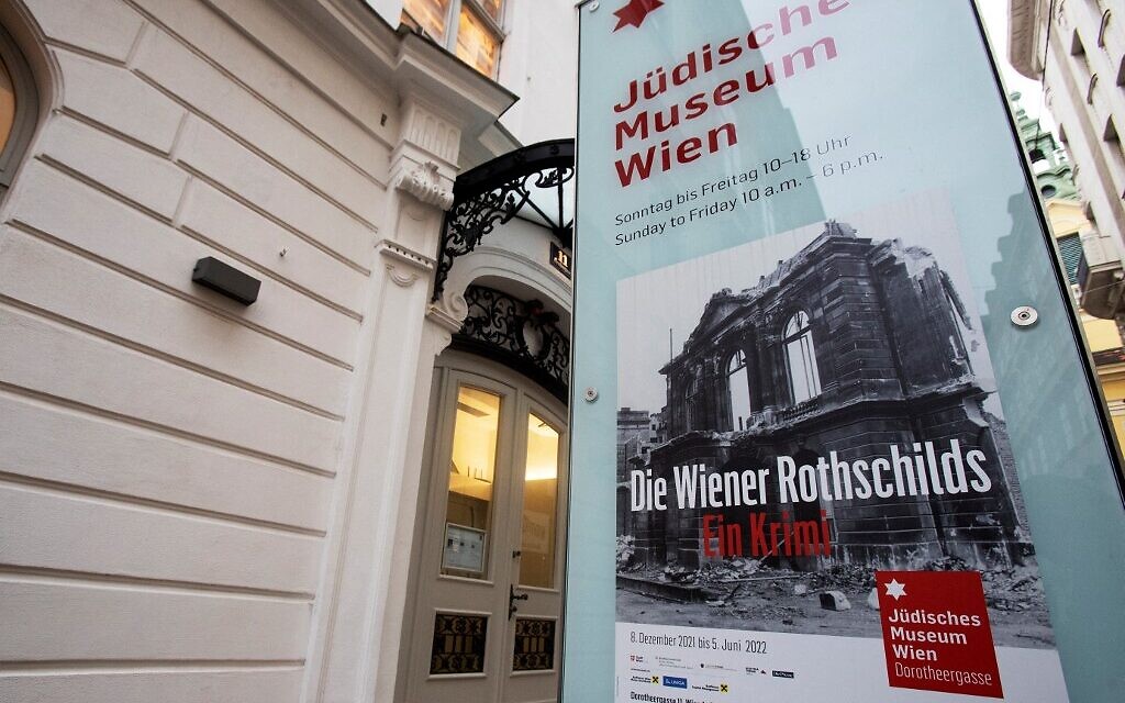 Une affiche de l'exposition "Les Rothschild de Vienne - un thriller" est présentée devant l'entrée du Musée juif de Vienne, le 11 février 2022. (Crédit : ALEX HALADA / AFP)