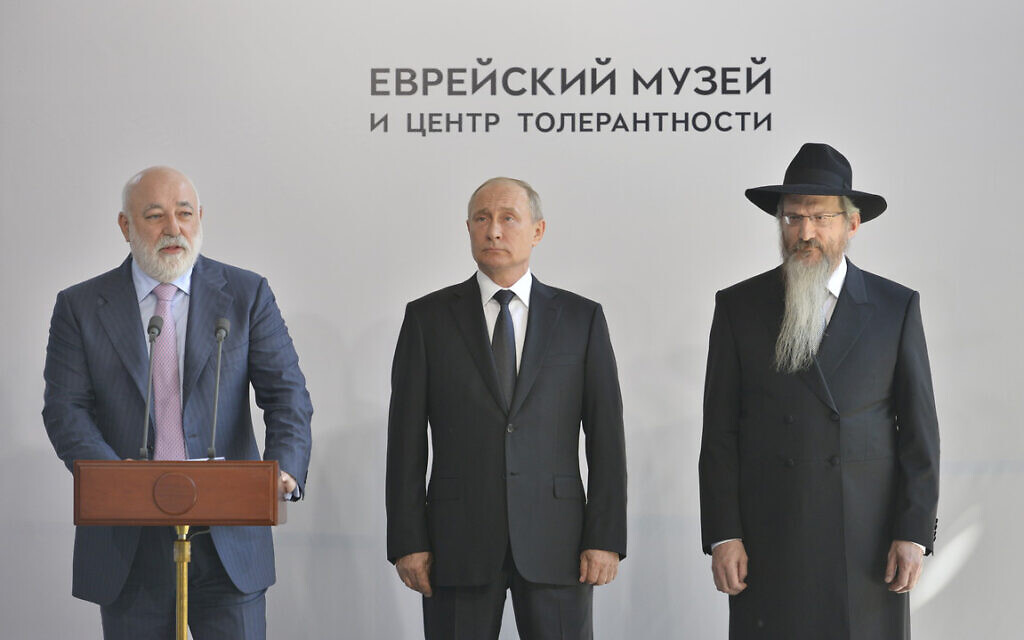 Le président russe Vladimir Poutine, au centre, et le grand rabbin russe Berel Lazar, à droite, écoutent l'homme d'affaires Viktor Vekselberg s'exprimer lors d'une cérémonie devant le Musée juif de Moscou, en Russie, le 4 juin 2019. (Crédit : Autorisation du Musée juif et du Centre de tolérance de Moscou/JTA)