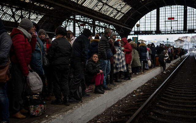 Des passagers attendent sur le quai de la gare de Lviv, dans l'ouest de l'Ukraine, le 27 février 2022. (Crédit : Bernat Armangue /AP)