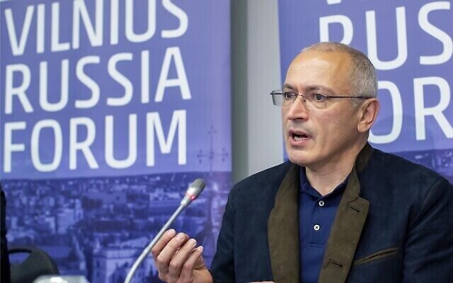 L'opposant russe et ancien propriétaire de la compagnie pétrolière Yukos, Mikhail Khodorkovsky, à Vilnius, en Lituanie, le 20 août 2021. (Crédit : Mindaugas Kulbis/AP)