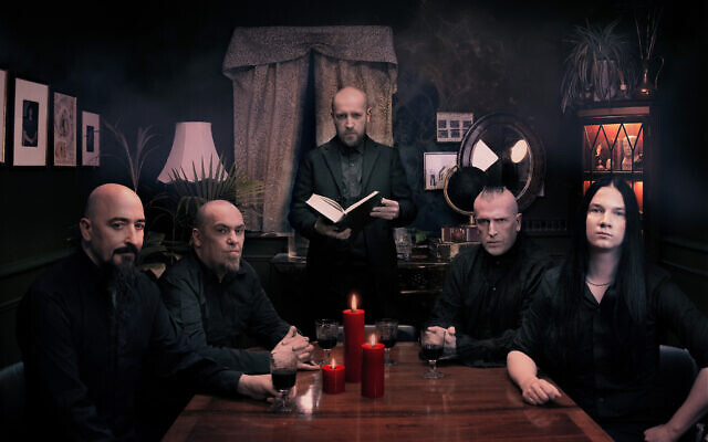 Les membres de Paradise Lost, le groupe de métal gothique qui se produit à Tel Aviv le 19 avril 2022 (Crédit : Autorisation d'Anne C. Swallow)