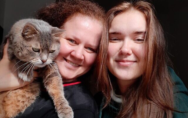 Oksana (L) et Nastya (R) avec leur chat George, typiquement taciturne, en Allemagne, mars 2022 (Crédit : Autorisation)