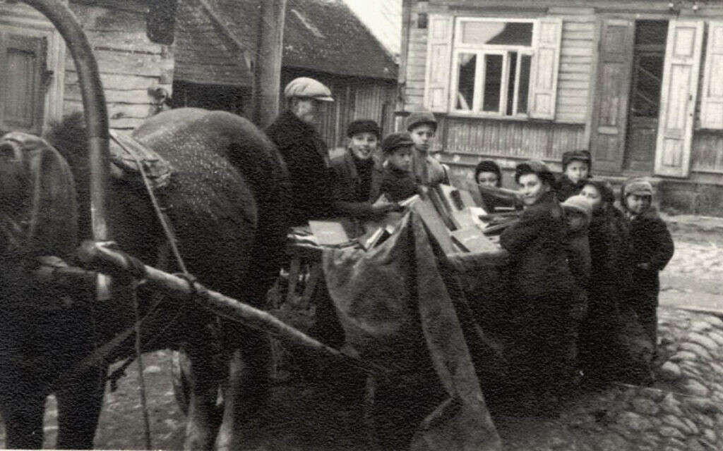 De jeunes Juifs rassemblent des livres dans le ghetto de Kaunas, 1942 (Crédit : Yad Vashem)