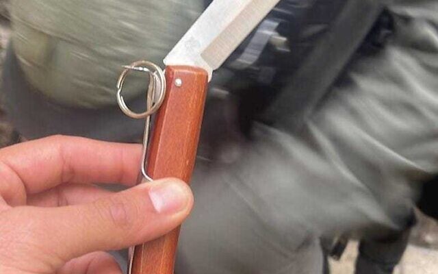 Un couteau trouvé sur un suspect palestinien dans la vieille ville de Jérusalem, le 6 avril 2022. (Crédit : Police israélienne)