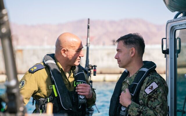 Le chef de la marine israélienne, le général de division David Sa'ar Salama, avec le commandant de la cinquième flotte américaine, le vice-amiral Brad Cooper, lors d'un exercice conjoint en mer Rouge, sur une image publiée par l'armée, le 5 avril 2022. (Crédit : Tsahal)