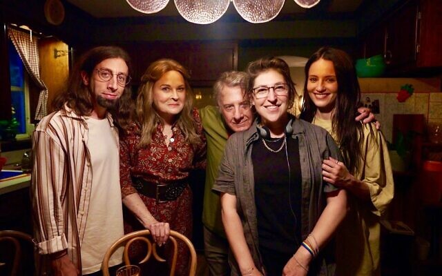 De gauche à droite : Les acteurs Simon Helberg, Candice Bergen, Dustin Hoffman, la scénariste et réalisatrice Mayim Bialik et l'actrice Dianna Agron, sur le plateau de tournage du premier long métrage de Bialik, 'As They Made Us'. (Crédit : Screen Media/JTA)