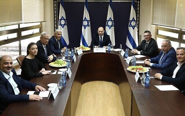 Les chefs des huit partis composant le nouveau gouvernement potentiel. De gauche à droite : Mansour Abbas, chef du parti Raam, Merav Michaeli, chef du parti travailliste, Benny Gantz, Yair Lapid, chef du parti Yesh Atid, Naftali Bennett, Gideon Sa'ar, chef du parti Yisrael Beytenu, Avigdor Liberman et Nitzan Horowitz, chef du parti Meretz, à la Knesset le 13 juin 2021 (Crédit : Ariel Zandberg).