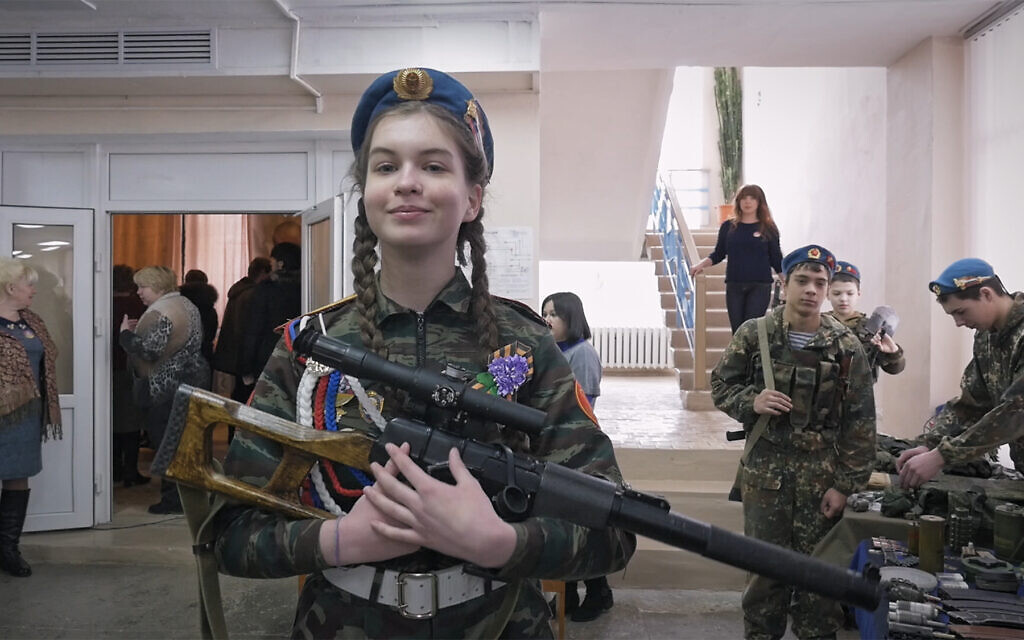 L'adolescente Masha dans son uniforme de l'armée de la jeunesse. Elle est obsédée par l'histoire russe de la Seconde Guerre mondiale et le patriotisme dans le film documentaire de Dmitry Bogolyubov, "Town of Glory". (Crédit : Autorisation First Hand Films)