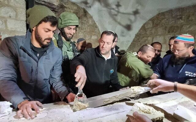 Le chef du conseil régional de Samarie, Yossi Dagan, au centre, lors d'une intervention exceptionnelle, en plein jour, pour restaurer le tombeau de Josehp en Cisjordanie, le 13 avril 2022. (Crédit : Roee Chedi/Conseil régional de Samarie)