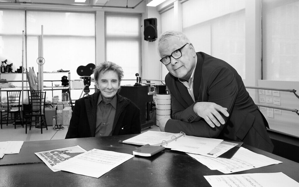 Barry Manilow et Bruce Sussman lors d'une répétition de leur comédie musicale "Harmony" à New York. (Crédit : Julieta Cervantes/JTA)