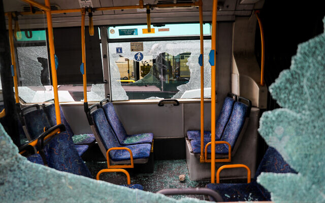 L'intérieur d'un bus Egged attaqué par des lanceurs de pierres palestiniens à l'extérieur de la vieille ville de Jérusalem, le 17 avril 2022. (Crédit : Yonatan Sindel/Flash90)