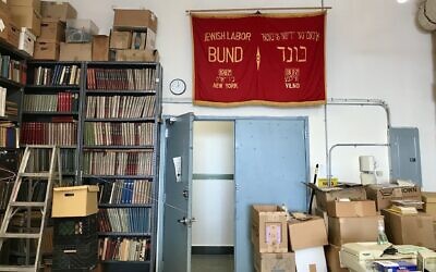 Lorsque le Jewish Labor Bund a fermé en 2004, Hy Wolfe a réuni un groupe de personnes pour emballer les archives et les apporter au SCOCI. Il a trouvé le drapeau dans une mallette qu'il a sortie d'une benne à ordures. (Crédit : Julia Gergely/ JTA)