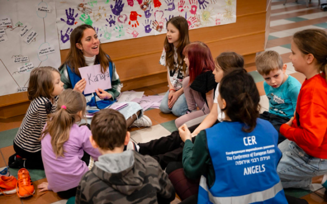 Les « anges » envoyées par la CER à Budapest, en Hongrie, se sont notamment occupées des enfants réfugiés dans un hôtel, leur proposant des jeux d’esprit, des leçons d’hébreu ou des leçons de judaïsme. (Crédit : Conférence des rabbins européens)