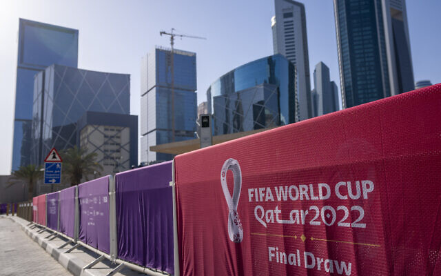 Une vue de la clôture autour du Centre d'exposition et de convention de Doha où le tirage au sort de la Coupe du monde de football a eu lieu le 1er avril 2022. (Crédit : Darko Bandic/AP)