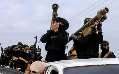 Des membres de Saraya al-Quds, la branche militaire du groupe terroriste du Jihad islamique, portent des systèmes antiaériens portatifs lors d'une parade militaire dans la ville de Gaza, le 5 janvier 2022. (Crédit : Atia Mohammed/Flash90)