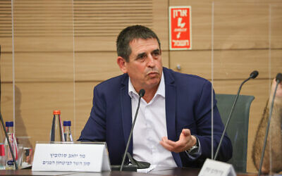 Le vice-ministre de la Sécurité publique, Yoav Segalovitz, s'exprime lors d'une réunion de la commission de la sécurité publique de la Knesset, le 10 avril 2022. (Crédit: Gal Cohen/Knesset)