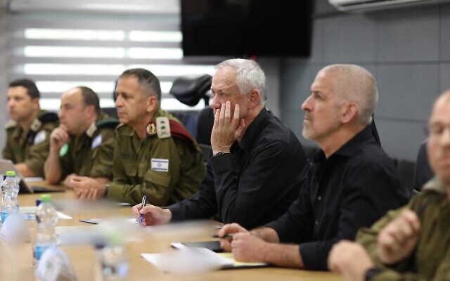 Le ministre de la Défense Benny Gantz lors d'une réunion à la base du commandement du Sud de Tsahal à Beer Sheva, aux côtés du chef militaire Aviv Kohavi (à gauche) et du chef du Shin Bet Ronen Bar (à droite), entre autres responsables, le 24 avril 2022. (Crédit : Elad Malka/Ministère de la Défense)