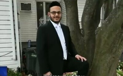 Eliyah Hawila, né dans une famille musulmane chiite au Liban, s'est fait passer pour un juif orthodoxe afin d'épouser une femme ultra-orthodoxe de Brooklyn, vu ici le jour de son mariage. (Crédit : Capture d'écran/Kan)
