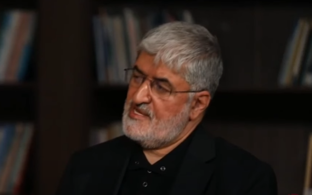 Ali Motahari, ancien membre du Parlement iranien, le Majles, dans une interview accordée aux médias iraniens, le 24 avril 2022. (Crédit : Capture d'écran/YouTube/MEMRI)
