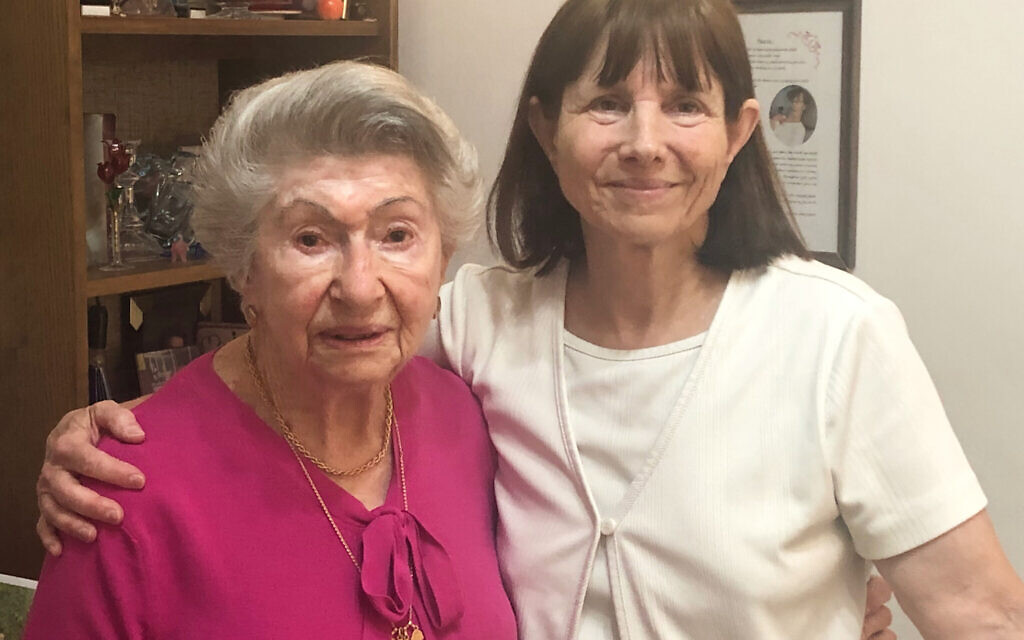 Olga Czik Kay avec sa fille Judy Cohen à Shaarei Tikvah, Israël, 17 avril 2022. (Crédit : Renee Ghert-Zand/ToI)