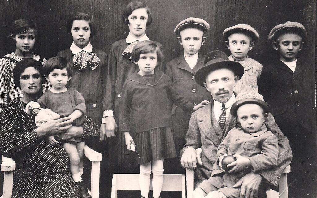 La famille Czik à Ujfeherto, en Hongrie, avant la Seconde Guerre mondiale. Olga Czik est assise sur les genoux de sa mère, qui est enceinte du dixième et dernier enfant de la famille, Eva. (Crédit : Autorisation d'Olga Czik Kay)