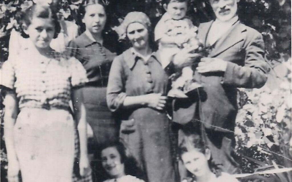 La famille Czik à Ujfeherto, Hongrie. Debout (de gauche à droite) : Adele, Shanyi, Bori, la mère Lora, le père Elek tenant dans ses bras le fils de sa fille Bella, Asher. Assis (à partir de la gauche) : Eva et Olga. C'est la seule photo existante d'Eva, qui est morte à Bergen-Belsen peu après la libération. (Crédit : Autorisation d'Olga Czik Kay