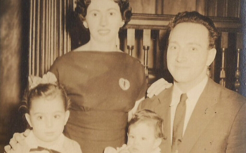 Olga Czik Kay avec son mari George Kay et leurs filles Evelyn et Judy, New York, 1956. (Crédit : Autorisation d'Olga Czik Kay)