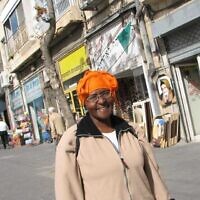 Florence Wangiju pose pour une photo dans la rue, lors d’un voyage en Israël. (Crédit : Avec l’aimable autorisation de Winnie Wangu/via la JTA)